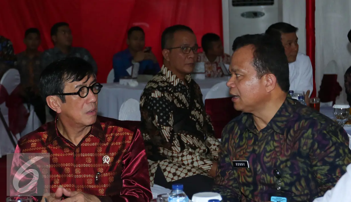 Menteri Hukum dan HAM Yasonna Laoly (kiri) bersama dengan Dirjen Imigrasi Kemenkum HAM Ronny F Sompie saat buka puasa bersama di Imigrasi Bandara Soekarno Hatta, Tangerang, Jumat (24/6). (Liputan6.com/Angga Yuniar)