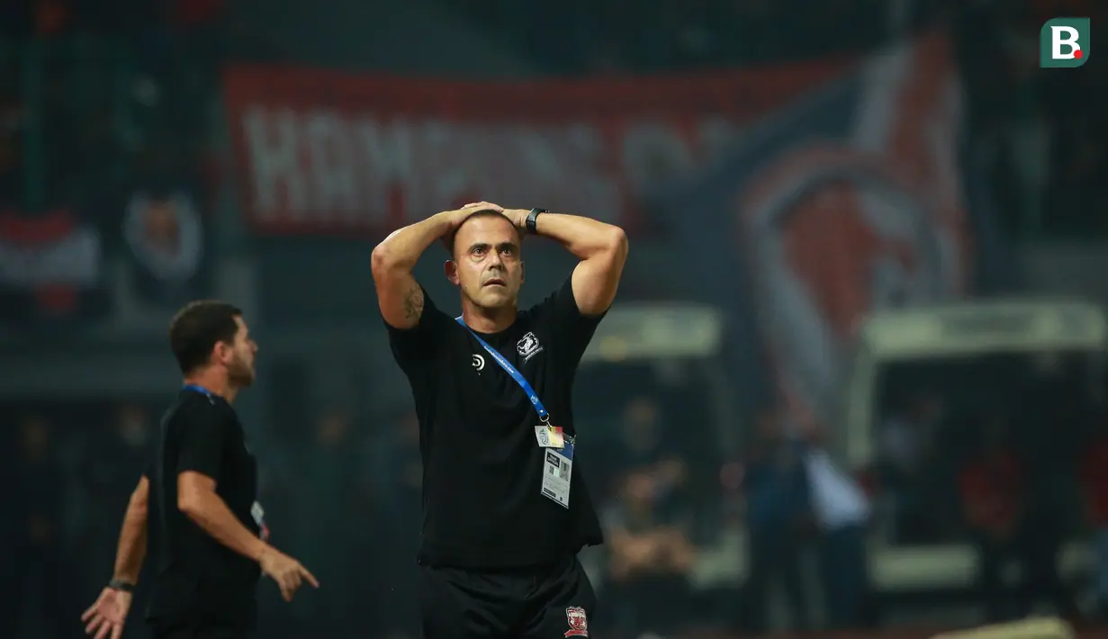 Sementara itu, menurut pelatih kepala Madura United, Fabio Lefundes, "Bola ada sama Andritany, dia coba menendang jauh. Kalau dia dapat shoot, itu bagus. Apakah setelah itu habis pertandingan? Tidak. Karena di sini bisa jadi masalah besar. Lalu kita dapat bola. Tidak usah kita bicarakan apa yang terjadi. Lihat saja rekaman pertandingan. Andritany salah passing." (Bola.com/Bagaskara Lazuardi)