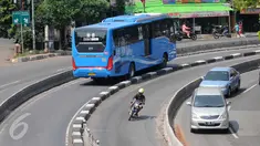 Bus Transjakarta melintas di kawasan Warung Jati, Jakarta, Minggu (12/6) Pemprov DKI Jakarta akan melakukan sterilisasi jalur Transjakarta mulai Senin nanti (13/6) dan hanya membolehkan 3 jenis kendaraan. (Liputan6.com/Helmi Afandi) 