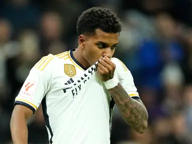 Pemain Real Madrid Rodrygo melakukan selebrasi usai mencetak gol ke gawang Granada pada pertandingan sepak bola Liga Spanyol di Stadion Santiago Bernabeu, Madrid, Spanyol, Sabtu (2/12/2023). (AP Photo/Jose Breton)