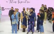 Cantik dan Elegannya Gaya Paula Verhoeven, Raihaanun hingga Chicco Jerikho Tampil di Catwalk Jakarta Fashion Week 2024
