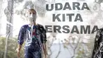 Boneka dalam plastik dibawa saat aktivis lingkungan melakukan demonstrasi di depan Balai Kota DKI Jakarta, Jumat (16/9/2022). Aksi tersebut memperingati satu tahun kemenangan warga negara untuk hak udara bersih. Meski telah menang, menurut mereka belum ada satu pun putusan hakim yang dijalankan para tergugat. (Liputan6.com/Faizal Fanani)
