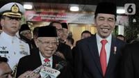 Joko Widodo atau Jokowi (kanan) dan Ma'ruf Amin (kiri) memberi keterangan usai dilantik menjadi Presiden dan Wakil Presiden RI periode 2019-2024 di Gedung Nusantara, Jakarta, Minggu (20/10/2019). Jokowi dan Ma'ruf Amin terlihat senyum semringah usai pelantikan. (merdeka.com/Iqbal Nugroho)