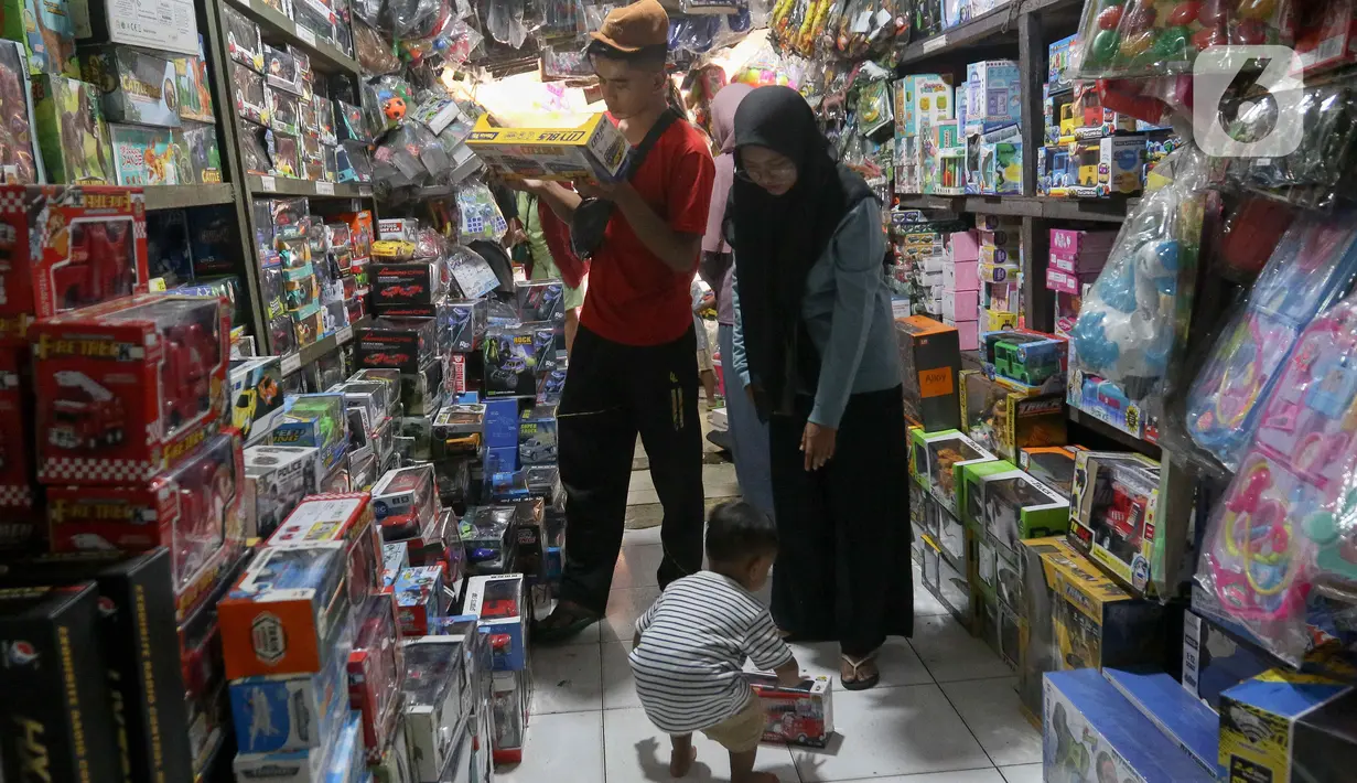 Harga mainan yang ditawarkan pun bervariasi, mulai dari Rp7.500 hingga jutaan. (Liputan6.com/Herman Zakharia)