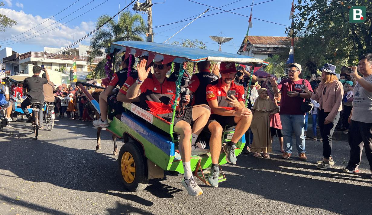 Pembalap tim Team HRC naik andong di Kota Sumbawa, NTB, Jumat (23/6/2023) menjelang balapan MXGP Sumbawa 2023 di Sirkuit Samota pada 24-25 Juni 2023. Tim HRC menurunkan dua crosser, Ruben Fernandes dan Tim Gajser. (Bola.com/Wiwig Prayugi)