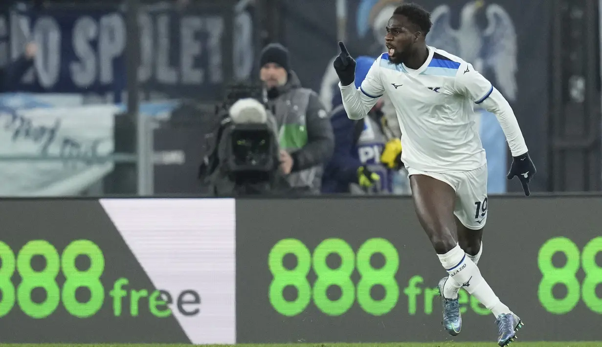 Pemain Lazio, Boulaye Dia melakukan selebrasi setelah mencetak gol penyeimbang 2-2 ke gawang Napoli dalam laga lanjutan Liga Italia 2024/2025 di Olympic Stadium, Roma, Italia, Minggu (16/02/2025) WIB. (AP Photo/LaPresse/Alfredo Falcone)