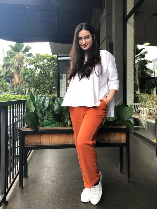 Kendati demikian, hal tersebut tak menghalangi Stephanie Poetri untuk terus mengasah bakatnya. Buktinya, Ia pernah membintangi sebuah web series dengan judul 'Anak Artis' beradu akting dengan Brandon Salim dan Valerie Thomas. (Liputan6.com/IG/@stephaniepoetri)