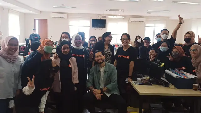 Mikael Jasin bersama awak redaksi saat syukuran ulang tahun ke-22 Liputan6.com, 24 Agustus 2022