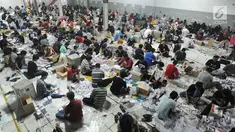 Ratusan warga melipat dan menyortir surat suara pemilihan Gubernur dan Wakil Gubernur Jawa Barat 2018 di gudang logistik Komisi Pemilihan Umum (KPU) Kabupaten Bogor di Cibinong, Jawa Barat (25/5). (Merdeka.com/Arie Basuki)
