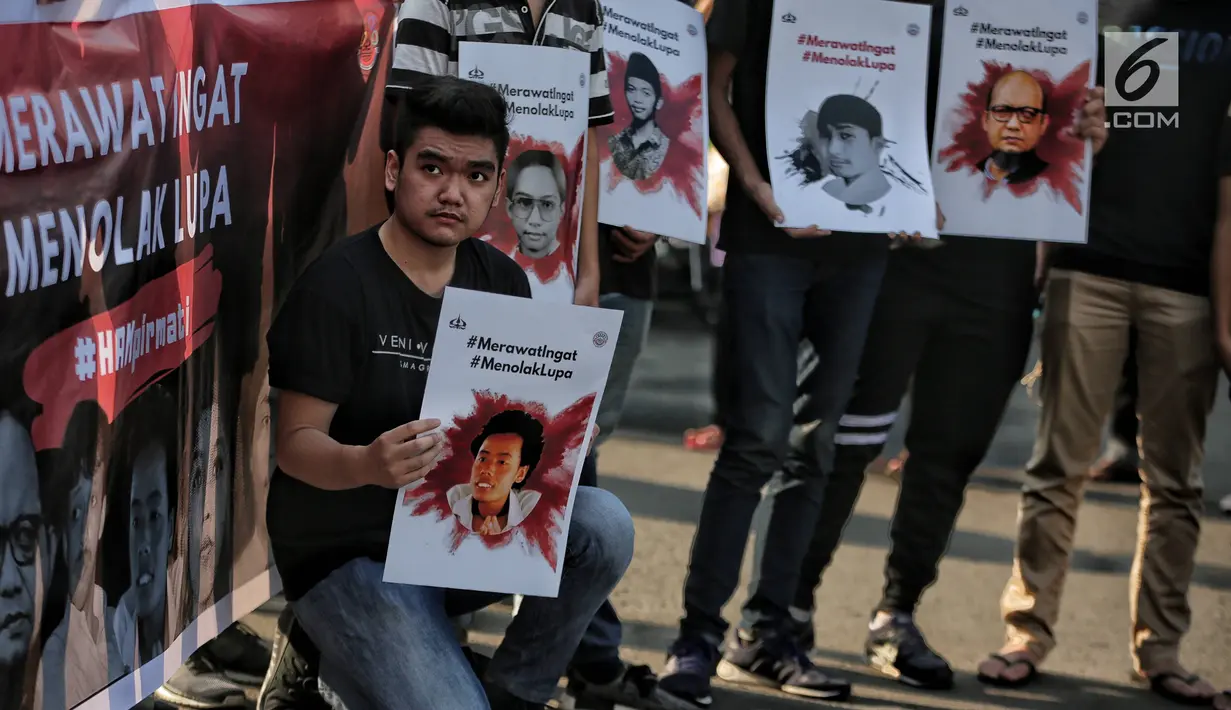 Sejumlah mahasiswa Trisakti melakukan aksi bertajuk #MerawatIngat #MenolakLupa saat car free day (CFD) di Bundaran HI, Jakarta, Minggu (5/5/2019). Aksi tersebut bertujuan untuk mengingatkan bahwa masih banyak kasus-kasus pelanggaran HAM berat yang belum terselesaikan. (Liputan6.com/Faizal Fanani)
