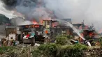 Petugas pemadam kebakaran berusaha memadamkan api yang membakar kawasan kumuh di Manila, Filipina (11/8). Api yang membakar pemukiman selama tiga jam tersebut menelan 300 rumah. (AP Photo/Bullit Marquez)