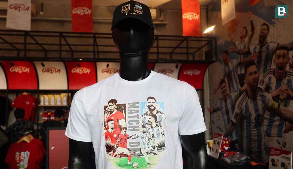 Merchandise berupa kaus dan topi yang didesain khusus jelang pertandingan FIFA Matchday 2023 antara Timnas Indonesia vs Argentina di Official Garuda Store, Jakarta, Sabtu (17/6/2023). (Bola.com/Abdul Aziz)