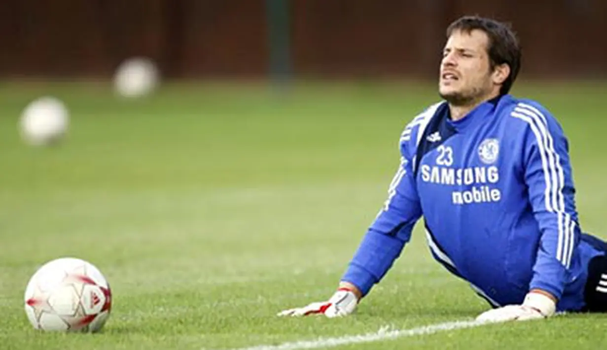 Chelsea's Italian goalkeeper Carlo Cudicini stretches during a practice session at the club's training facility in Cobham, south west London, on May 14, 2008. AFP PHOTO/Adrian Dennis 