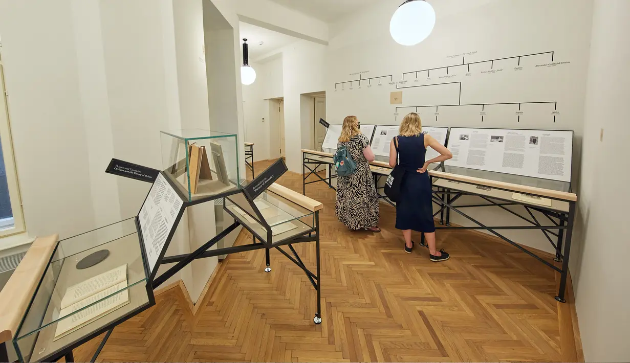 Orang-orang mengunjungi Museum Sigmund Freud di Wina, Austria, pada 29 Agustus 2020. Museum Sigmund Freud di Wina dibuka kembali untuk pengunjung pada Sabtu (29/8) setelah menjalani proses renovasi dan rekonstruksi selama 18 bulan. (Xinhua/Georges Schneider)