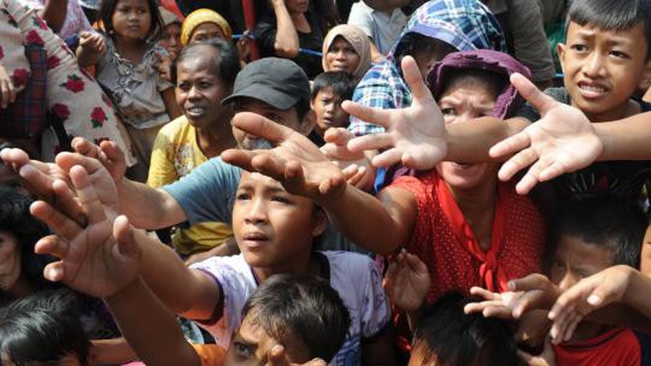 Warga berebut angpao di Vihara Dharma Bakti