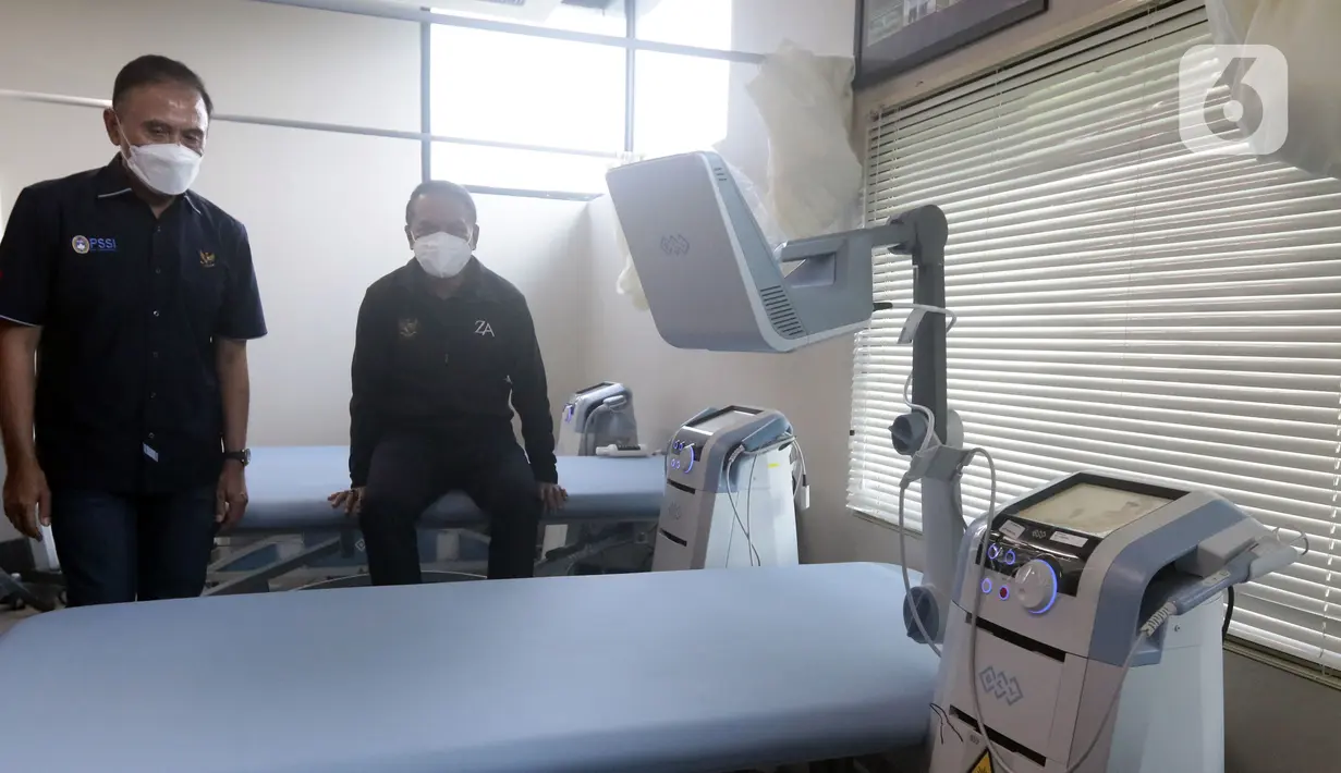 Ketua Umum PSSI Mochamad Iriawan (kiri) bersama Menpora, Zainudin Amali saat peresmian Medical Center PSSI di Gedung GBK Arena, Jakarta, Senin (14/3/2022). PSSI bersama Kemenpora meresmikan pusat kesehatan untuk menopang berbagai kebutuhan Timnas Indonesia. (Liputan6.com/Helmi Fithriansyah)