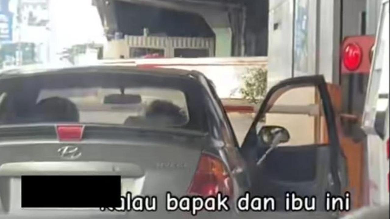 Tertatih Saat Hendak Tapping Kartu Tol