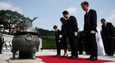Presiden Korea Selatan Yoon Suk Yeol (tengah) dan istrinya Kim Keon-hee (tengah kiri) memberikan penghormatan dalam upacara peringatan Memorial Day ke-68 di Pemakaman Nasional, Seoul, Korea Selatan, Selasa (6/6/2023). (KIM HONG-JI/POOL/AFP)