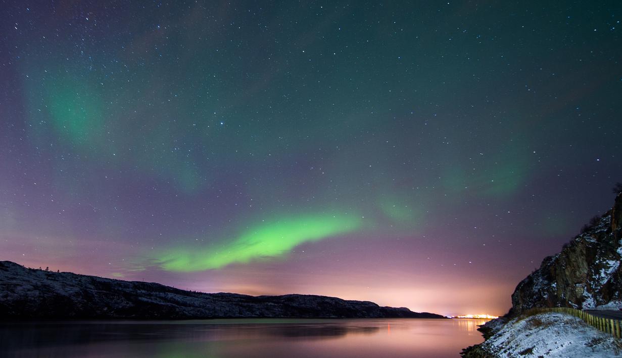 Pemandangan saat fenomena aurora borealis menerangi langit malam di dekat kota Kirkenes, Norwegia utara, Kamis (12/11/2015). (AFP PHOTO/Jonathan NACKSTRAND)