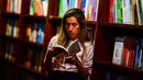 Seorang wanita membaca buku di toko buku "El Ateneo Grand Splendid" di Buenos Aires, Argentina pada Rabu (9/1). El Ateneo Grand Splendid adalah bangunan yang besar dan megah bekas gedung teater pada awal abad ke-20. (RONALDO SCHEMIDT / AFP)