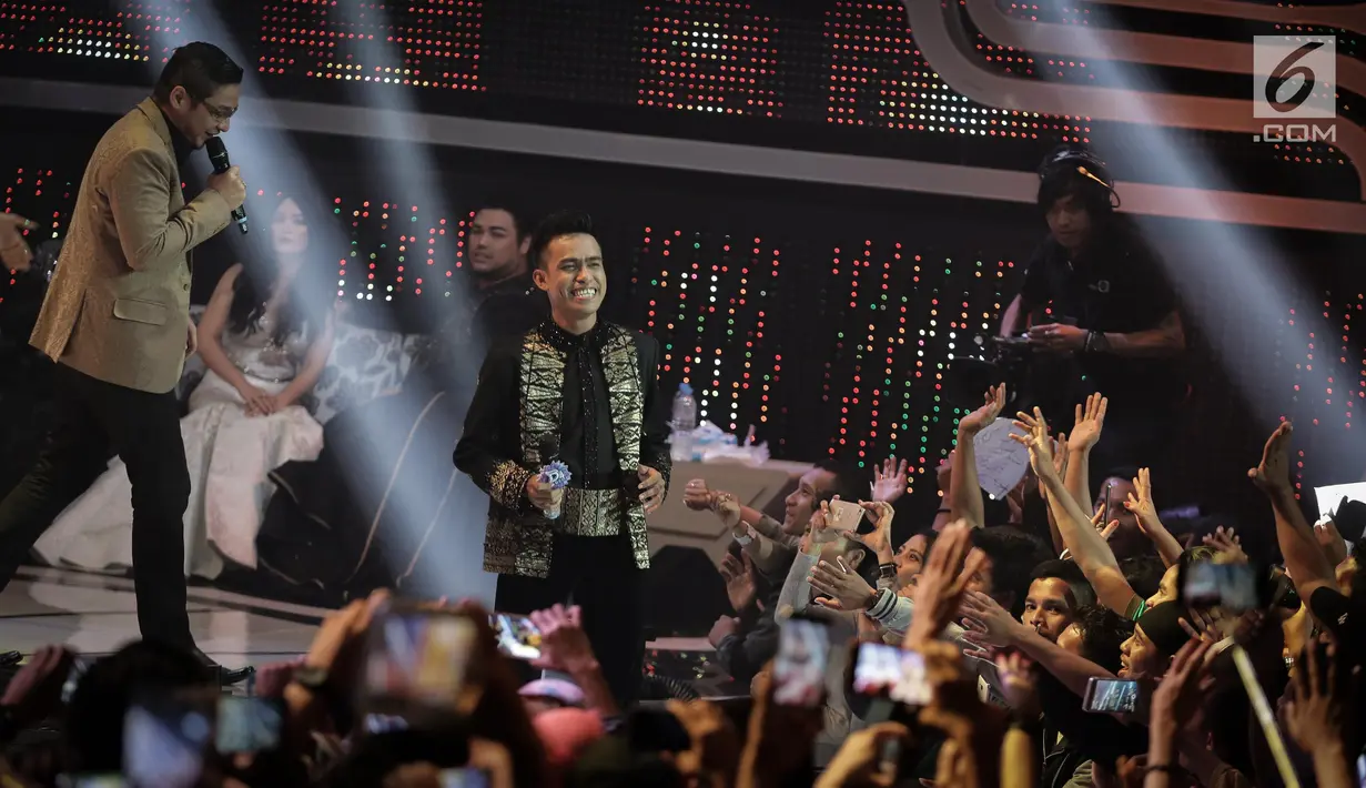 Eskpresi Fildan saat berduet dengan Pasha Ungu dalam Grand Final Dangdut Academy 4 atau D'Academy 4 di Studio 5 Indosiar, Jakarta, Jumat (19/5). (Liputan6.com/Faizal Fanani)