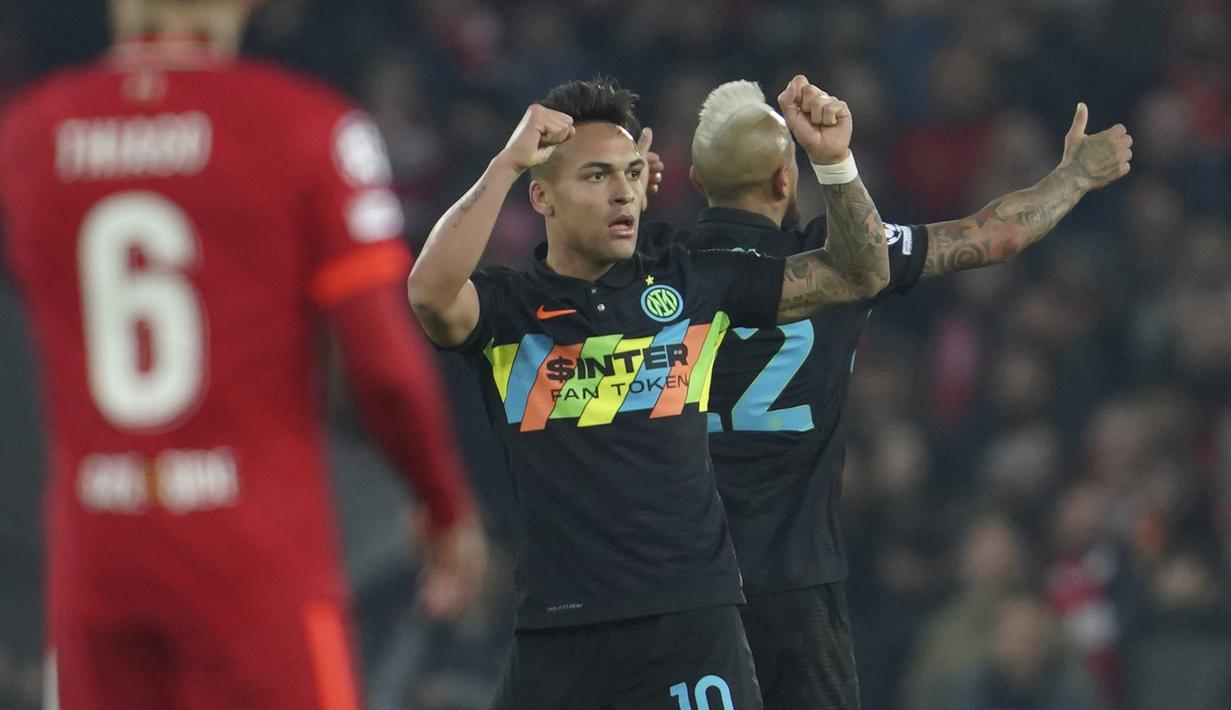 Lautaro Martinez. Striker Argentina berusia 24 tahun yang kini memasuki musim ke-4 bersama Inter Milan ini nilai pasarnya menurun 10 juta euro dari 80 juta euro menjadi 70 juta euro. Musim ini ia telah tampil 38 laga di semua ajang dengan torehan 16 gol dan 2 assist. (AP/Jon Super)