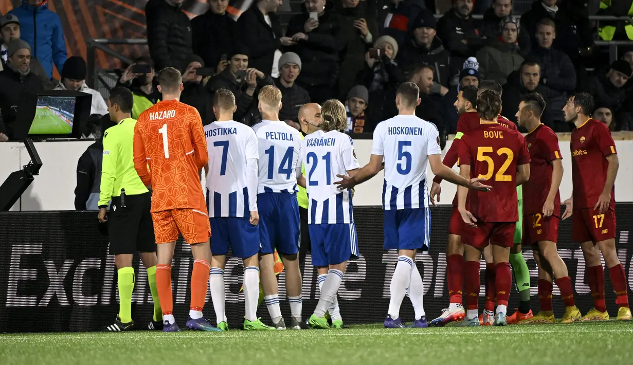 Pemain HJK Helsinki dan AS Roma memprotes saat wasit Tiago Martins (kiri) memeriksa gol di VAR pada pertandingan sepak bola Grup C Liga Europa di Helsinki, Finlandia, 27 Oktober 2022. AS Roma menang 2-1. (Emmi Korhonen/Lehtikuva/AFP)