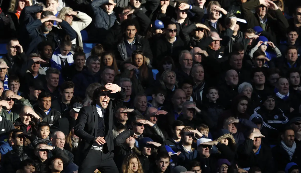 Teriakan instruksi ala pelatih Chelsea, Antonio Conte saat laga timnya melawan West Bromwich Albion pada Premier League di Stamford Bridge, London, (11/12/2016). Chelsea menang 1-0. (AFP/ Adrian Dennis)