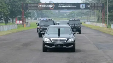 Mobil RI-1 yang membawa Presiden Jokowi melintasi Sirkuit Internasional Sentul, Bogor, Selasa (6/3). Saat berkeliling, Jokowi beberapa kali berhenti untuk mengecek aspal dan berbagai fasilitas di sirkuit itu. (Liputan6.com/Pool/Kris-Biro Pers Setpres)