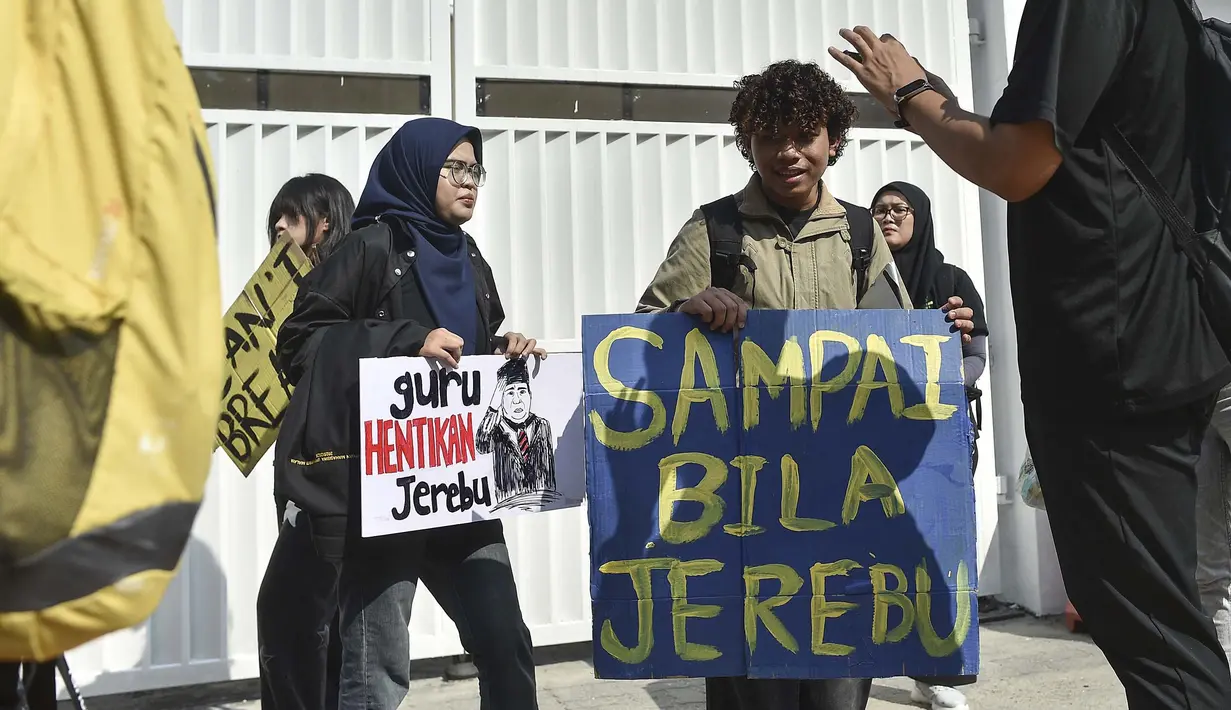 Greenpeace Malaysia dan Himpunan Advocacy Rakyat Malaysia (HARAM) menggelar aksi damai di depan Kedutaan Besar Indonesia di Kuala Lumpur, Jumat, 4 September 2026. (AFP/ Arif Kartono)