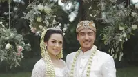 Penampilan Hamish Daud saat mengenakan busana tradisional beskap khas Sunda. Sumber foto: Bridestory.com.