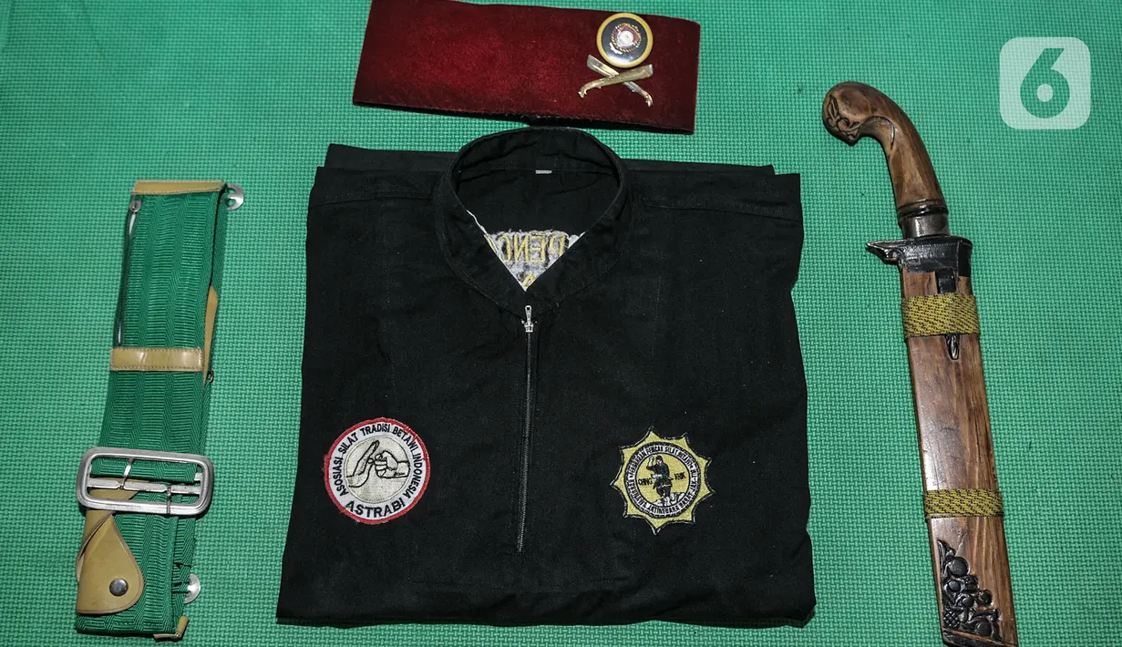 Baju pangsi, peci merah, sabuk, dan sebilah golok yang biasa dikenakan Iwan. (merdeka.com/Iqbal S Nugroho)