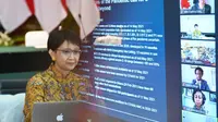 Menlu Retno Marsudi memimpin pertemuan virtual COVAX AMC Engagement Group (EG) Meeting ke-4 pada Senin (17/5). (Dok: Kemlu RI)