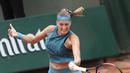 Petenis Republik Ceska, Petra Kvitova berusaha melepaskan pukulan ke arah petenis, Spain, Lara Arruabarrena pada ajang Prancis Terbuka 2018 di Roland Garros stadium (30/5/2018).  (AP/Alessandra Tarantino)