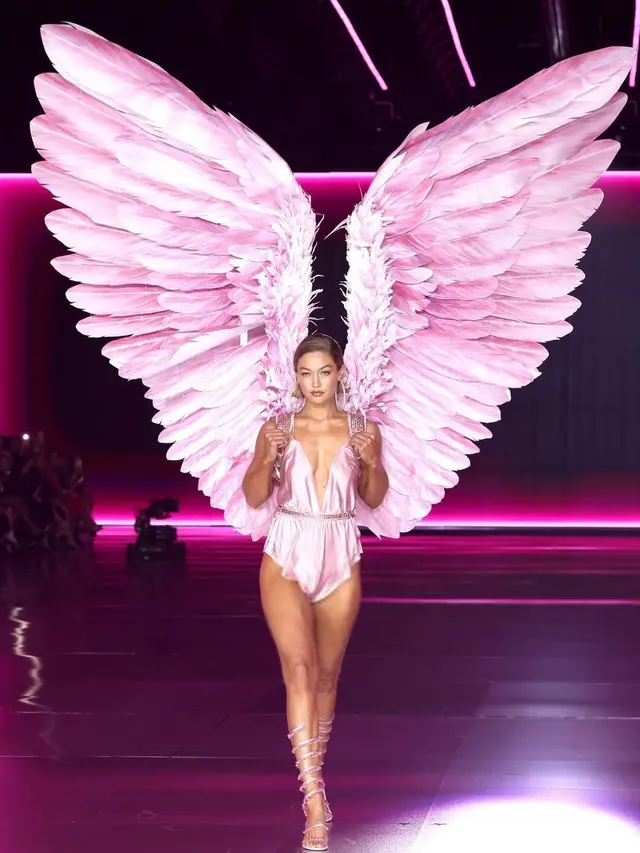 8 Adu Gaya Para Mama Gigi Hadid, Adriana Lima, hingga Behati Prinsloo Melenggang di Victoria’s Secret Fashion Show 2024
