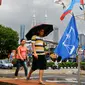 Warga berjalan di samping bendera partai politik dekat Menara Kembar Petronas, Kuala Lumpur, Malaysia, Senin (7/5). Malaysia akan melangsungkan pemilu pada 9 Mei 2018. (AP Photo/Aaron Favila)