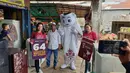 Maskot Piala Dunia 2022, La'eeb berfoto bersama warga saat mengunjungi Pasar Sentra Antasari, Banjarmasin, Kalimantan Selatan, Sabtu (29/10/2022). La'eeb berada di Indonesia dalam rangka menggaungkan Piala Dunia 2022 yang tak lama lagi akan bergulir. (FOTO: Dok. SCM)