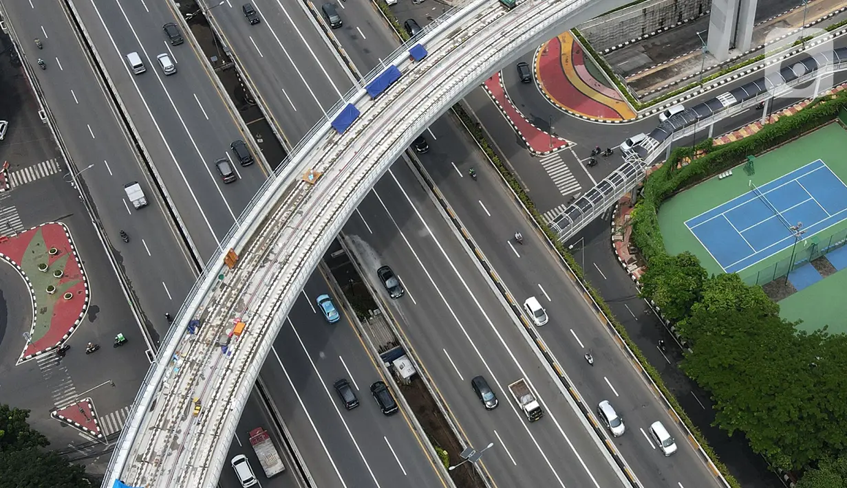 Foto arial proyek pembangunan jalur Light Rail Transit (LRT) Jabodebek rute Cawang-Dukuh Atas yang mencapai 77, 7 persen di Jakarta, Jumat (29/1/2021). Target operasi secara komersial untuk LRT Jabodebek adalah awal Juli 2022. (merdeka.com/Imam Buhori)