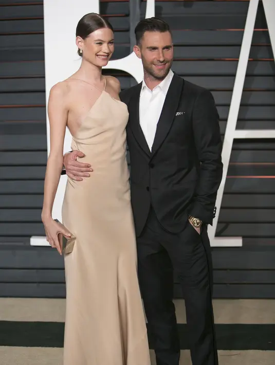 Tak hanya bikin iri, keduanya pun sangat romantis. Terlebih lagi Adam Levine sering kasih kejutan istimewa untuk Behati Prinsloo. (AFP/Bintang.com)