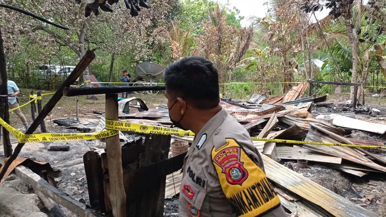 Polisi mengejar pelaku pembakaran rumah di Konawe selatan usai warga menuduh seorang wanita memiliki ilmu hitam parakang.(Liputan6.com/Ahmad Akbar Fua)