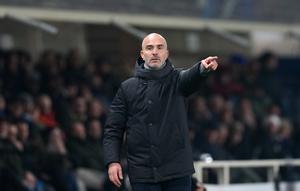 Pelatih Chelsea, Enzo Maresca, memberikan instruksi selama laga Liga Champions melawan Atalanta di Bergamo, Italia, Rabu, (10/12/2025). (AP Photo/Antonio Calanni)