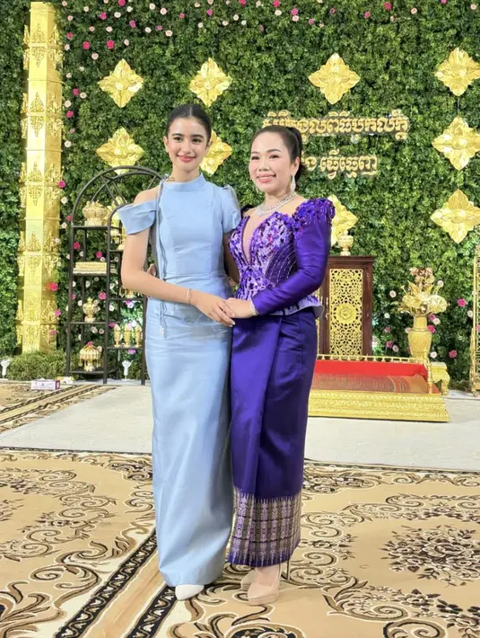 Jenna tampil memikat dengan makeup natural. Gaya rambut updo mengimbangi gaun yang dikenakan, menonjolkan fitur wajahnya dengan sempurna. [Foto: Instagram/ jnnanrdm]