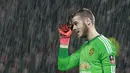  Kiper Manchester United,  David De Gea mengusap wajah dari guyuran air hujan pada laga Piala FA melawan Sheffield United di Old Trafford, Minggu (10/1/2016) dini hari WIB.  (Reuters/Jason Cairnduff)