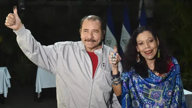 Wakil Presiden Nikaragua Rosario Murillo (kanan) bersama suaminya, yang juga presiden negara itu, Daniel Ortega.