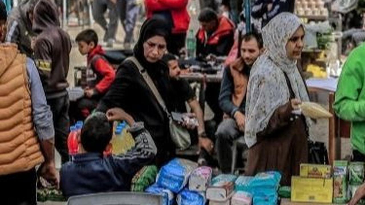 Namun, bayang-bayang serangan Israel masih terasa. Warga Gaza tetap hidup dalam kekhawatiran akan serangan udara yang sewaktu-waktu bisa terjadi. Foto: AFP<br>