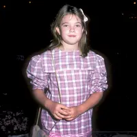 Drew Barrymore terlihat menggemaskan waktu kecil. Foto ini diambil pada Maret tahun 1984. (Ron Galella/WireImage/USMagazine)