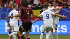 Salah satu tim unggulan di Euro 2024, Timnas Belgia harus takluk 0-1 dari Slovakia dalam laga Grup E di Waldstadion, Frankfurt, Jerman, Senin (17/6/2024) malam WIB. Gol tunggal kemenangan Slovakia dihasilkan Ivan Schranz saat laga baru berjalan tujuh menit yang diawali oleh blunder Jeremy Doku. Belgia pun sempat membuat dua gol lewat Romelu Lukaku pada menit ke-56 dan 86, namun keduanya tak disahkan wasit setelah mengecek rekaman VAR. (AP Photo/Darko Vojinovic)
