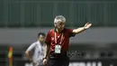 Gaya Ivan Kolev dipinggir lapangan dengan memberikan instruksi kepada para pemain PS TNI melawan Perseru Serui pada Liga 1 2017 di Stadion Pakansari, Bogor, Minggu (18/6/2017). PS TNI menang 1-0. (Bola.com/Nicklas Hanoatubun)