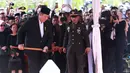Presiden ke-6 RI Susilo Bambang Yudhoyono saat menimbun tanah ke liang lahat almarhumah Ani Yudhoyono di TMP Kalibata, Jakarta, Minggu (2/6/2019). Ani Yudhoyono meninggal dunia di National University Hospital Singapura pada 1 Juni 2019 karena kanker darah. (Fimela.com/Deki Prayoga)