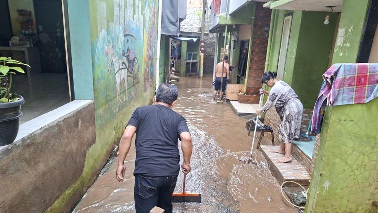 Warga Bahu-Membahu Bersihkan Lumpur Usai Banjir Kebon Pala Surut